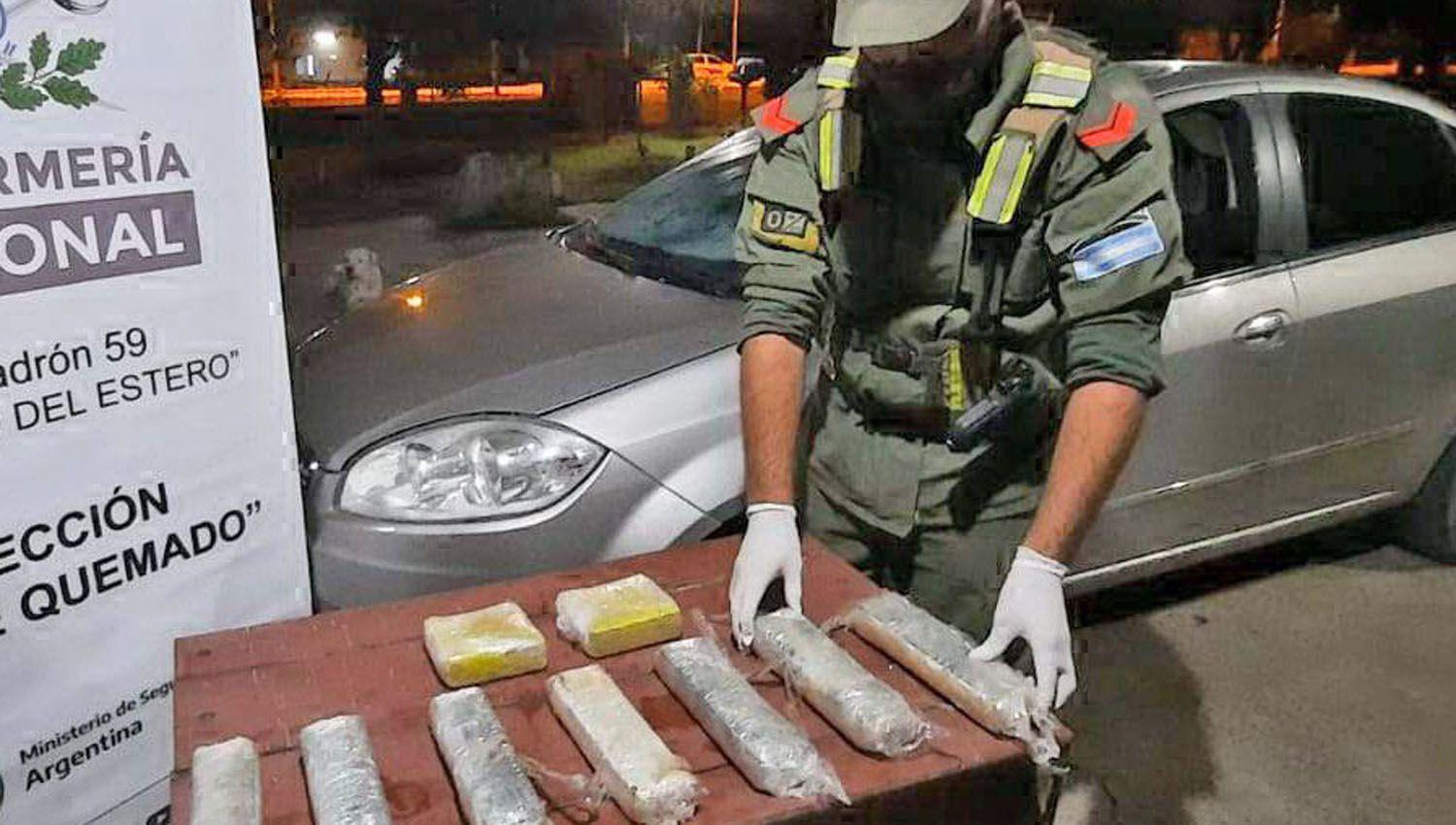 Llevaba maacutes de 5 kilos cocaiacutena en la puerta y zoacutecalos de su auto