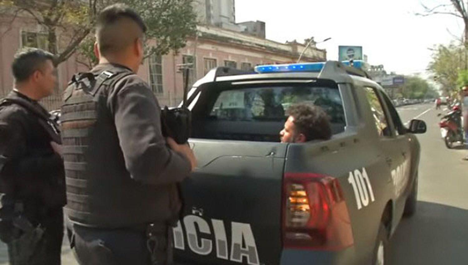 Cobroacute 1600 en la toacutembola y se masturboacute ante la empleada