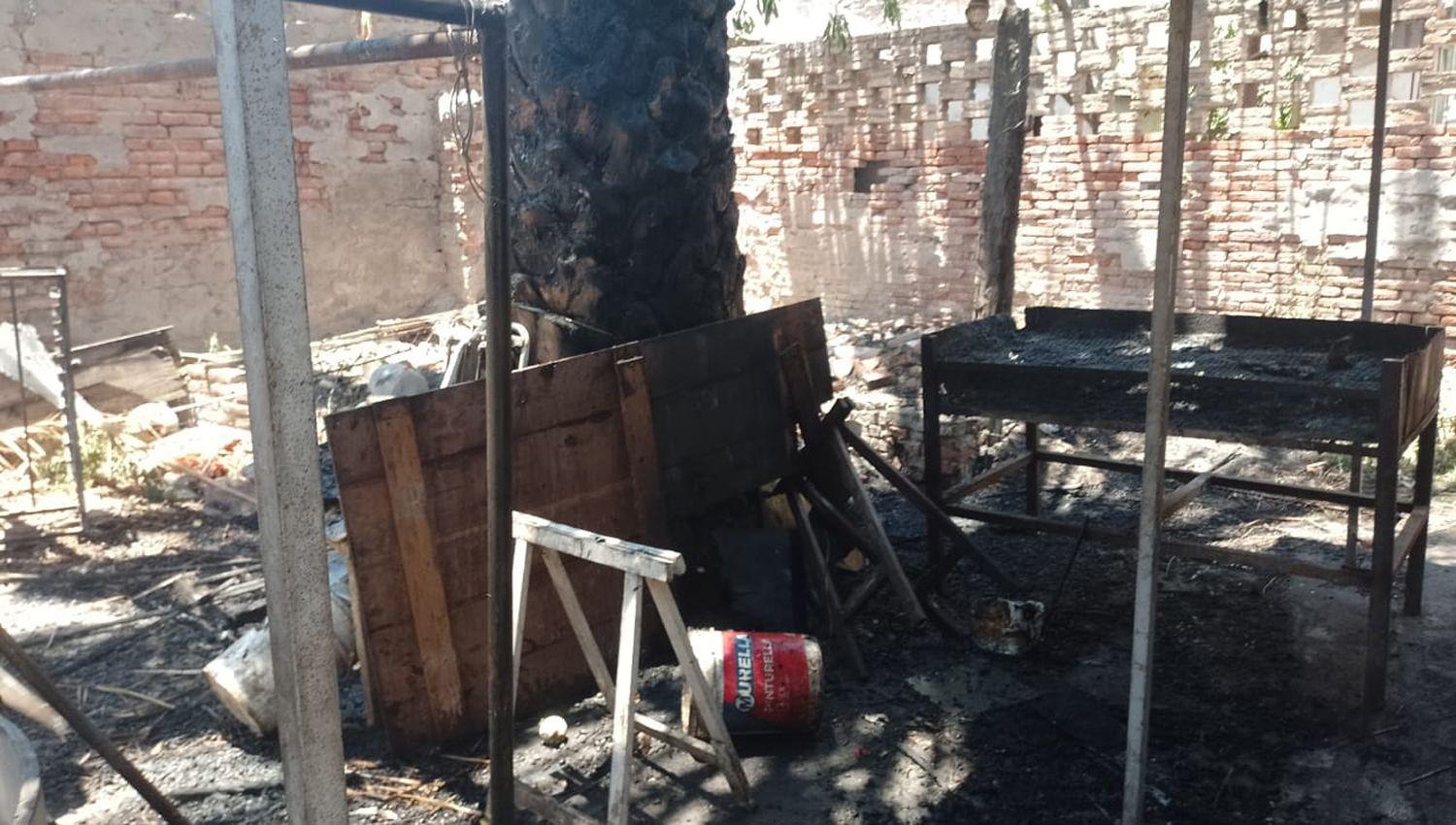 Bomberos Voluntarios sofocaron el incendio en una rotiseriacutea