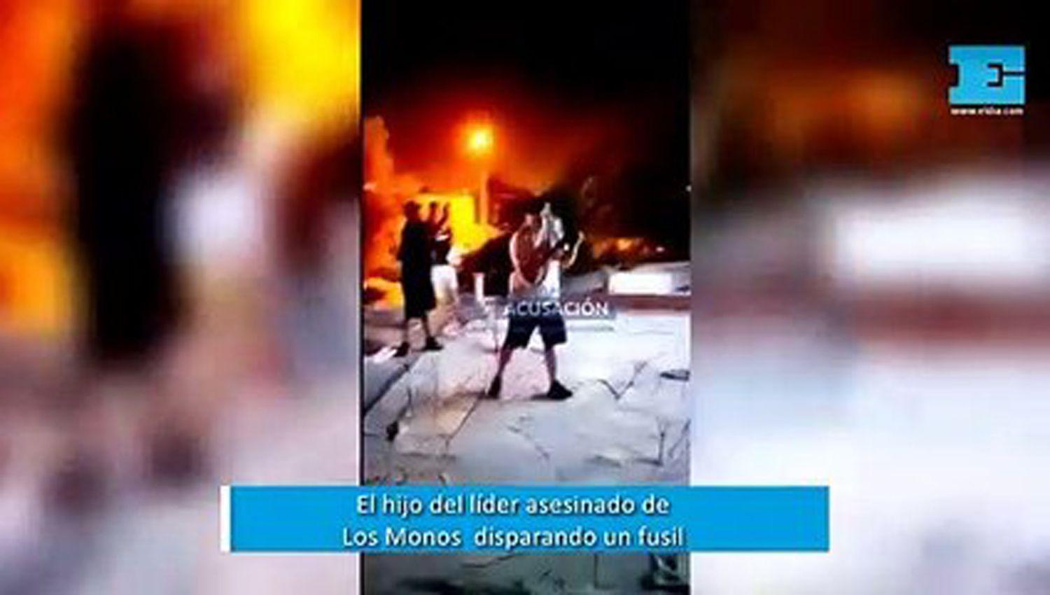 VIDEO  Rosario- filmaron al hijo del liacuteder asesinado de Los Monos disparando un fusil