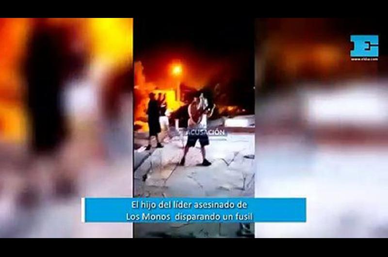 VIDEO  Rosario- filmaron al hijo del liacuteder asesinado de Los Monos disparando un fusil
