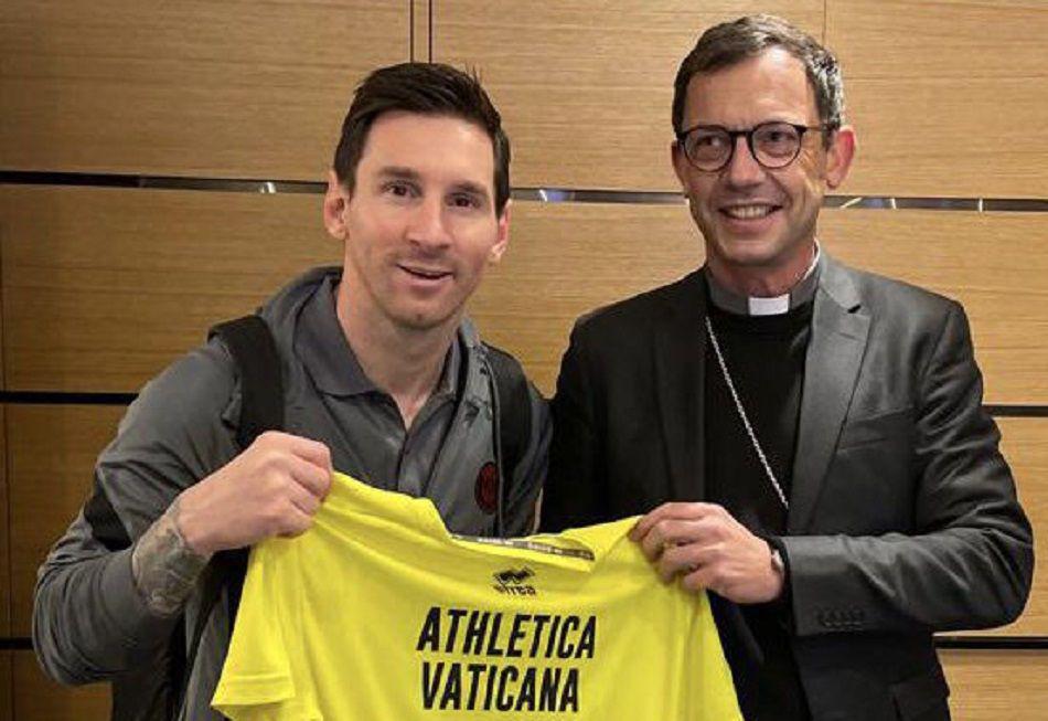 Lionel Messi recibioacute una camiseta firmada por el papa Francisco