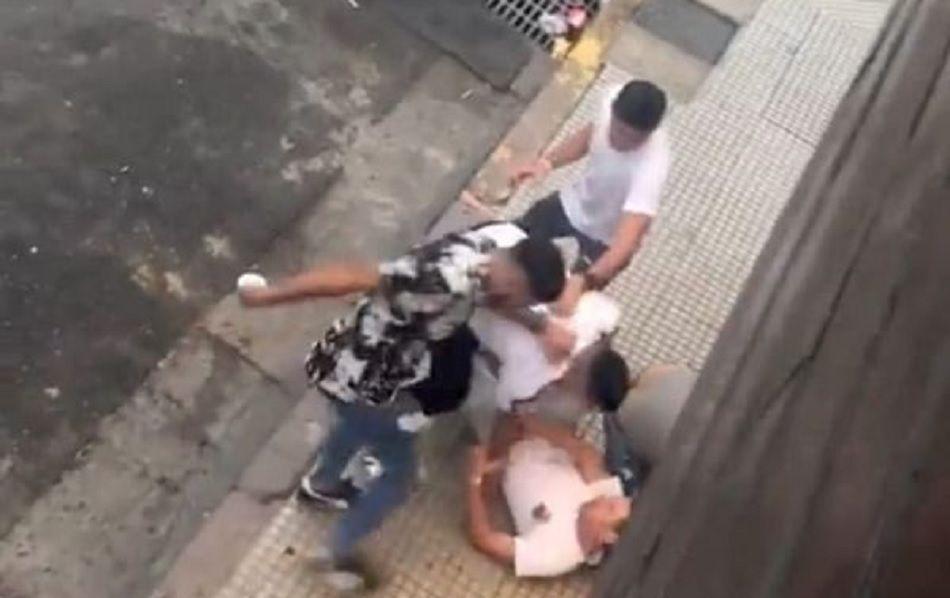 VIDEO  Registran una violentiacutesima pelea entre joacutevenes a la salida de un boliche que por milagro no terminoacute en tragedia