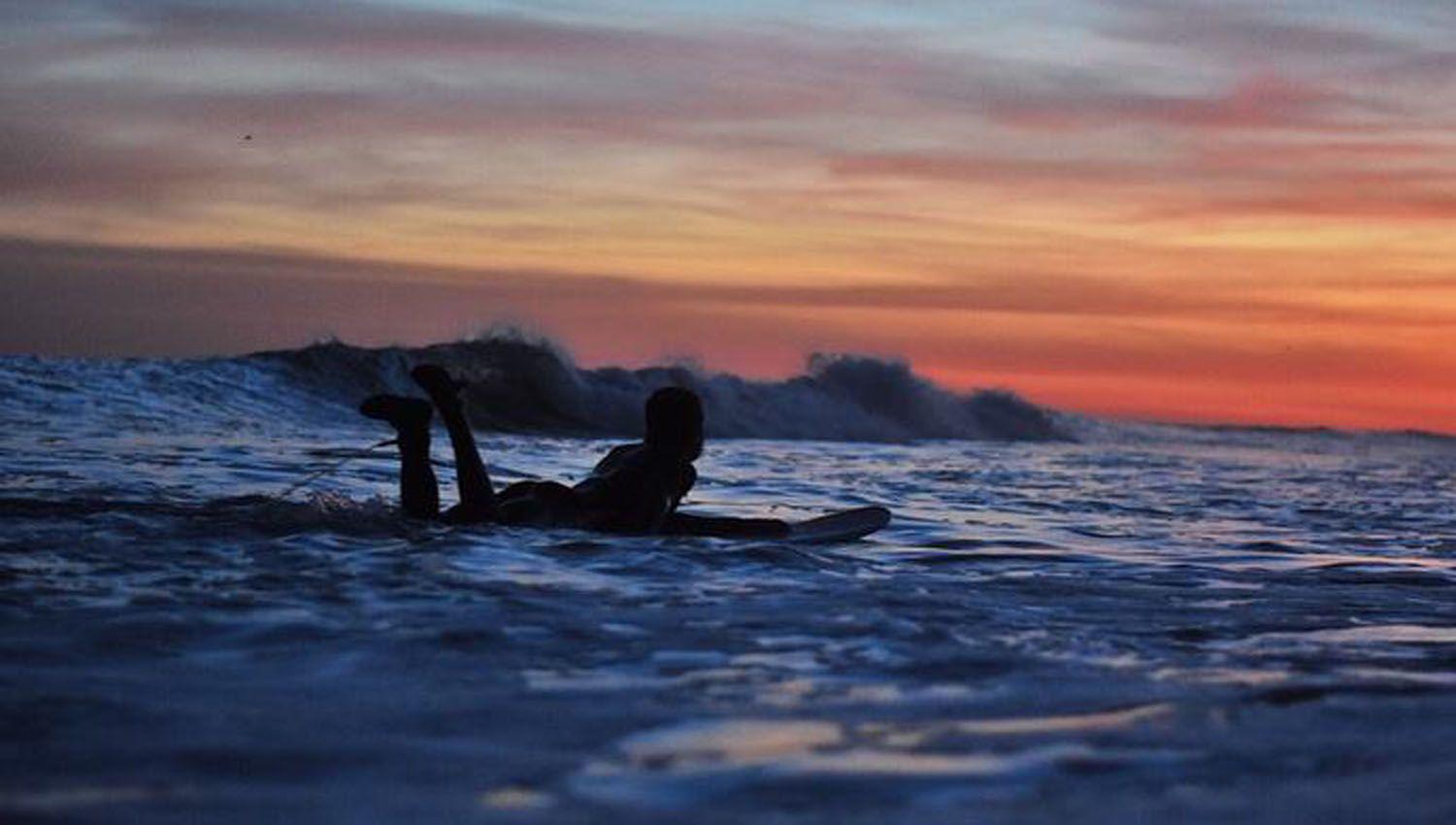 Paraiacuteso surfer y agua turquesa- la playa furor de la temporada a pocos minutos de Mar del Plata
