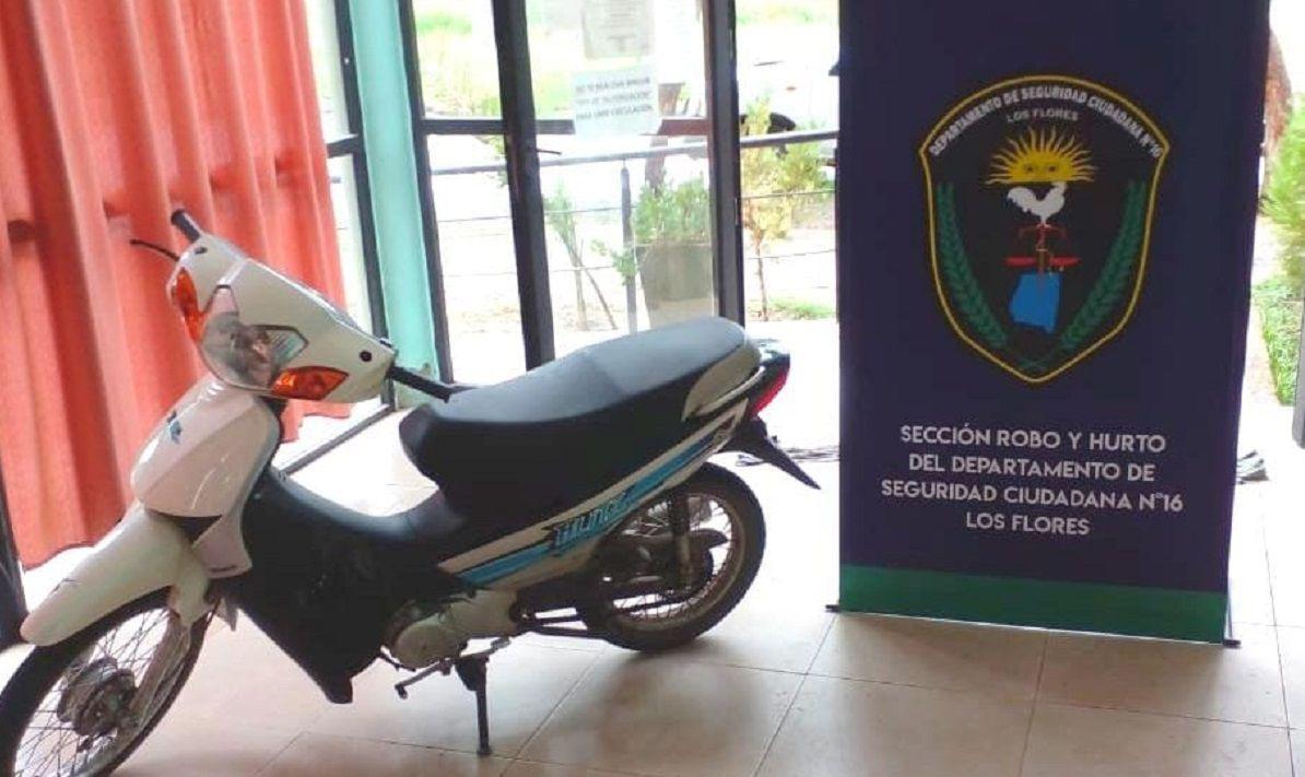 Madre e hijo circulaban a bordo de una moto robada- dijeron que iban a la comisariacutea a devolverla