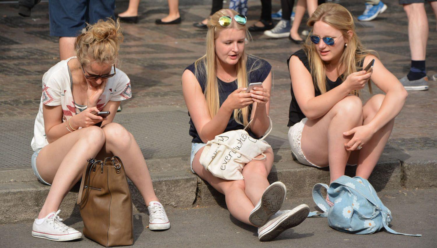 Teleacutefonos prepagos vs liacuteneas fijas
