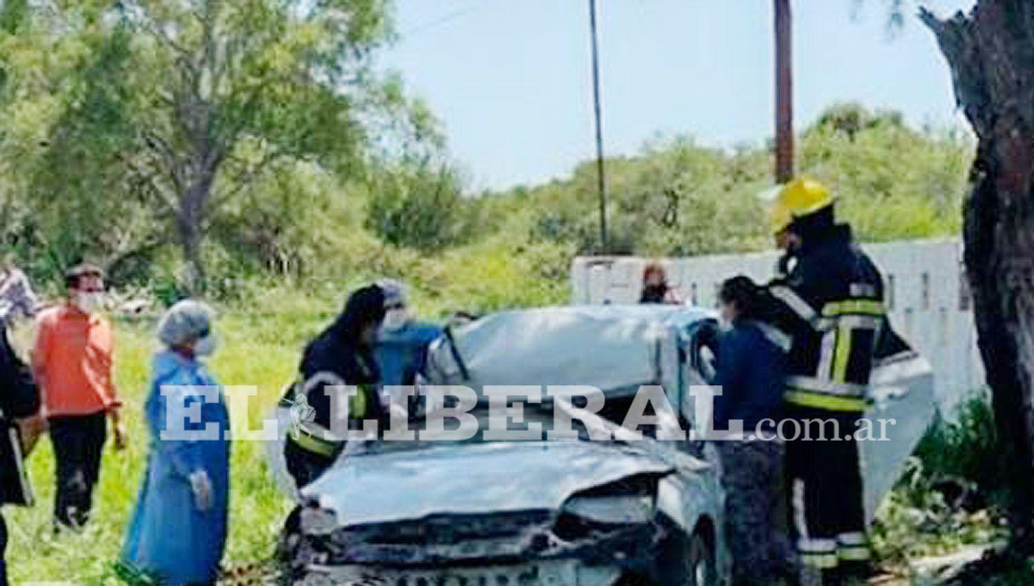 Villa Riacuteo Hondo- automovilista chocoacute contra un aacuterbol