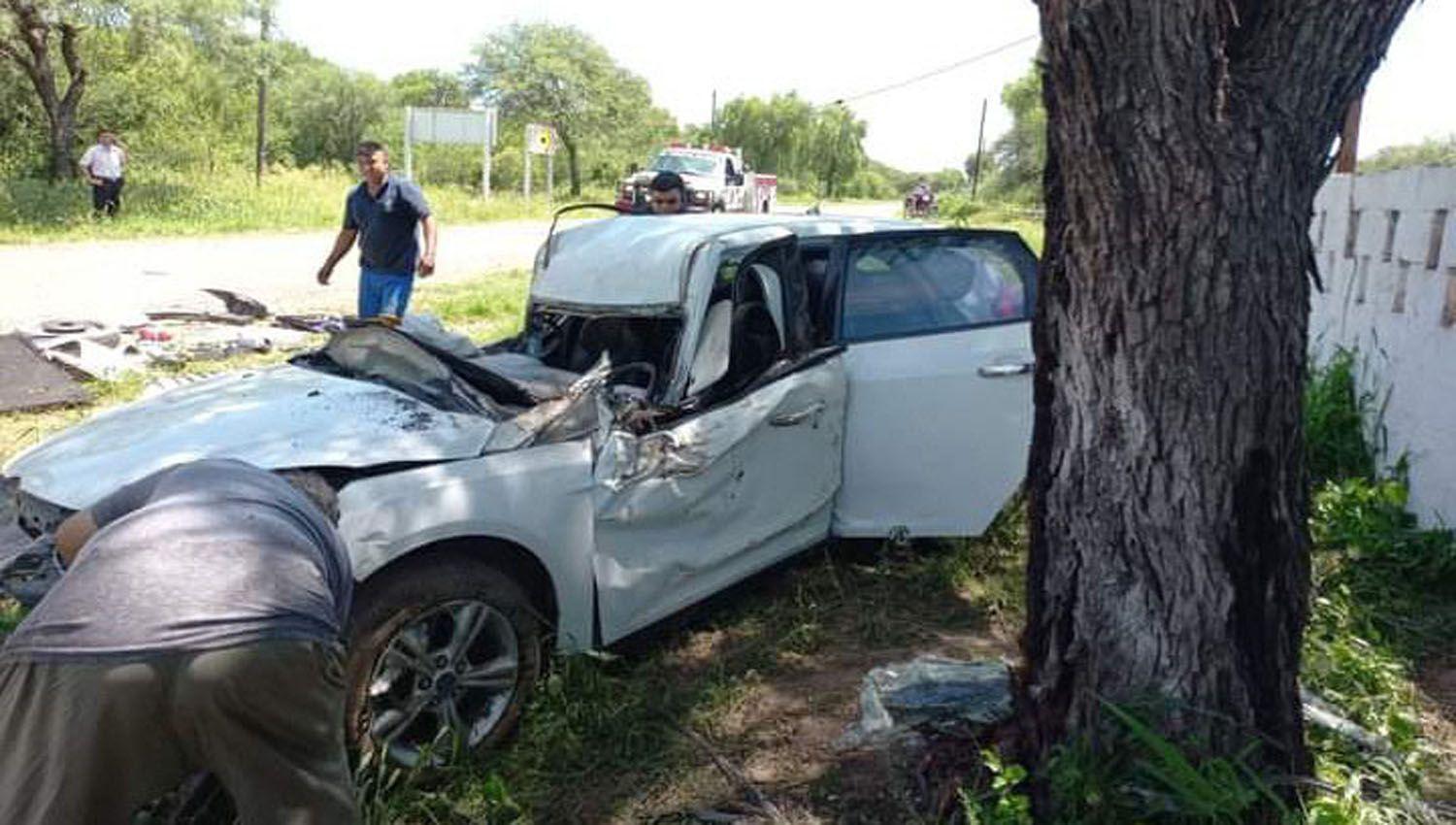 Un joven se salvoacute de milagro tras volcar con su automoacutevil