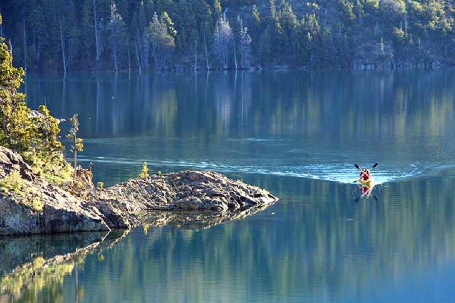 El lago Epuyeacuten la joya de la Patagonia con las aguas maacutes cristalinas de la Argentina