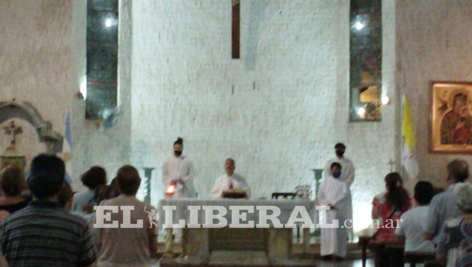 El padre Ariel Muratore celebroacute la primera misa en Las Termas