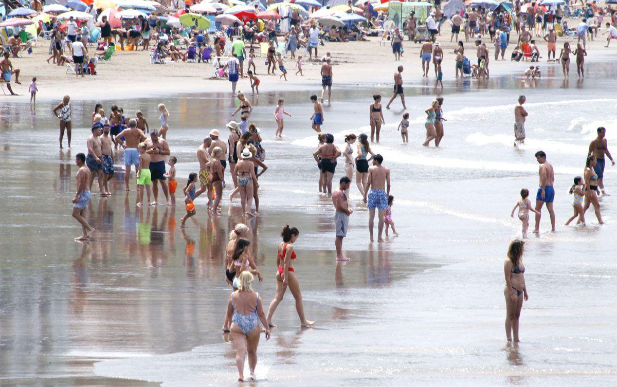 Mar del Plata recibioacute 1391073 turistas el primer mes del antildeo