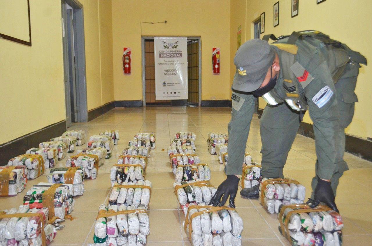 Ocultoacute maacutes de 120 kilos de hojas de coca entre diez bultos de packs de medias