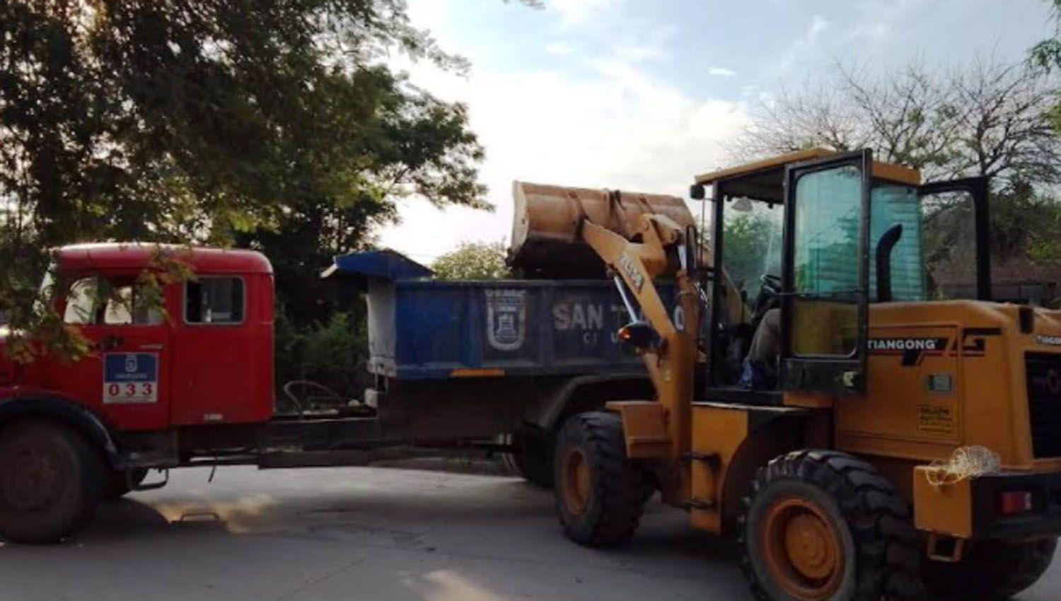 La Municipalidad retiroacute desechos que habiacutean sido arrojados formando un mini basural en el parque Aguirre