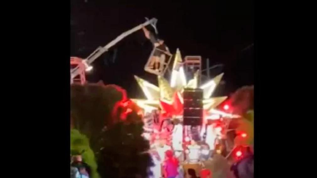 VIDEO  Dos heridos graves por caiacuteda de una gruacutea en el Carnaval de Gualeguaychuacute