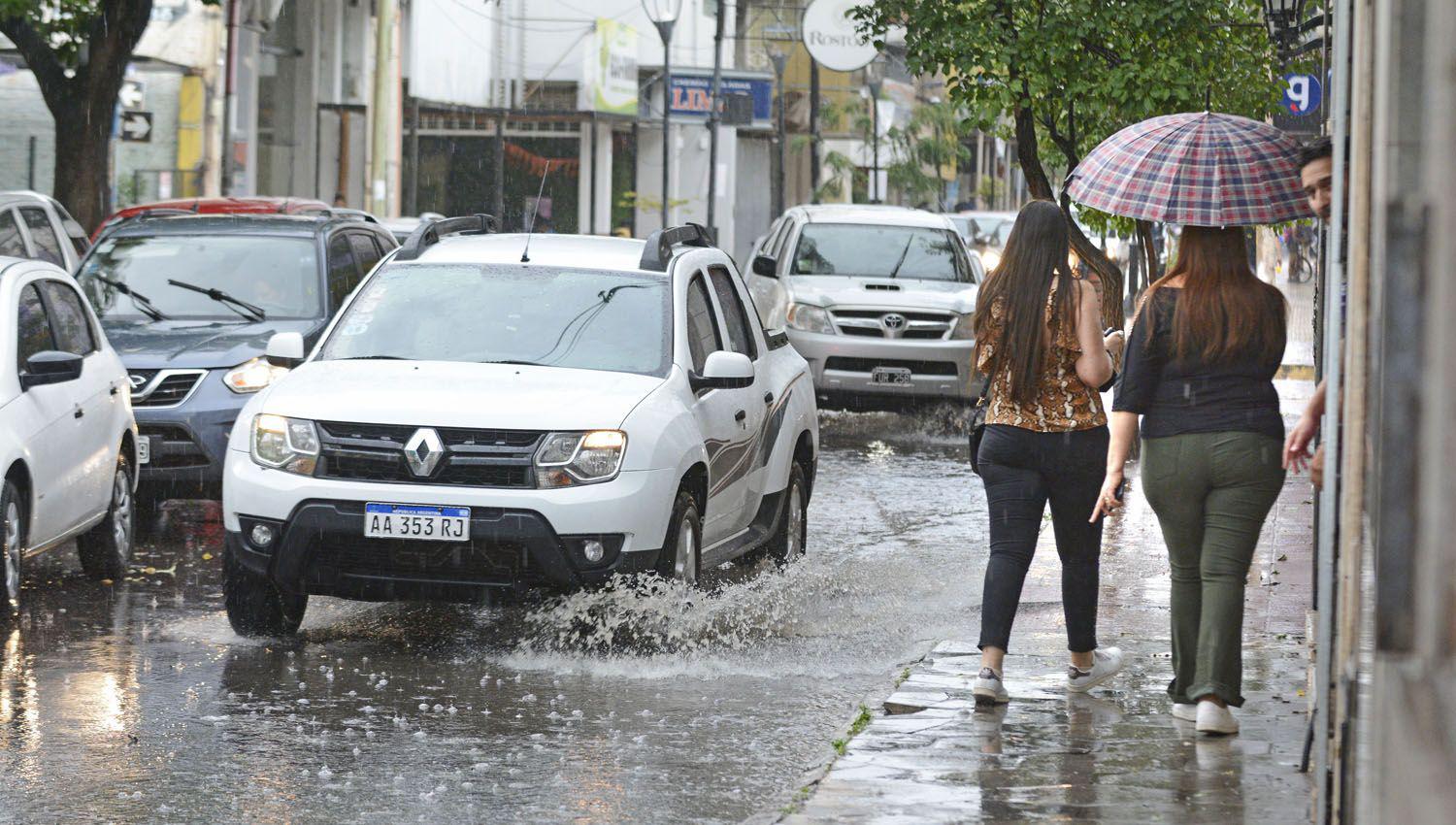 Pronostican una nueva jornada lluviosa y una maacutexima de 25 grados para Santiago