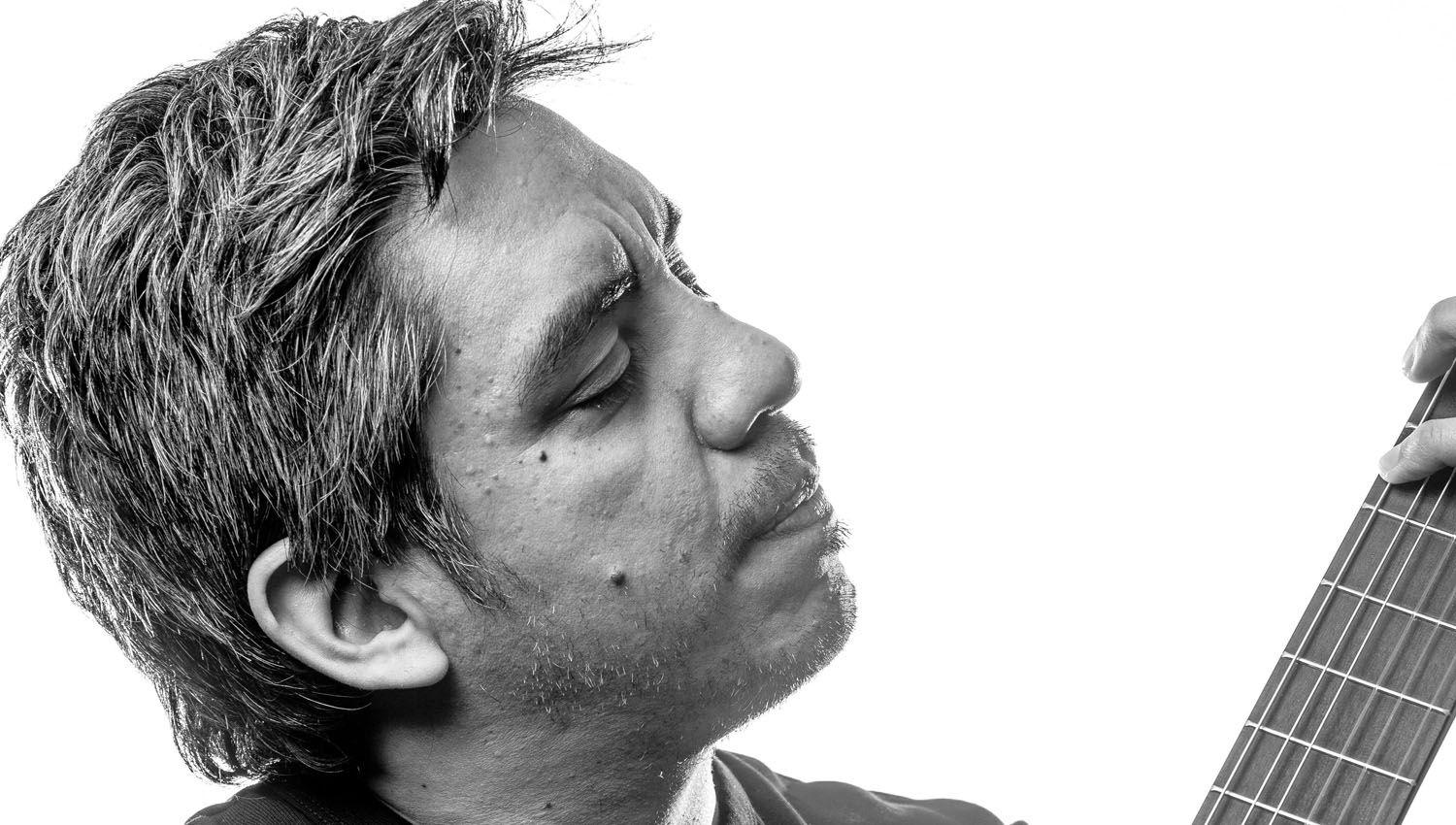 CARLOS TORRES reivindica sus Raiacuteces santiaguentildea