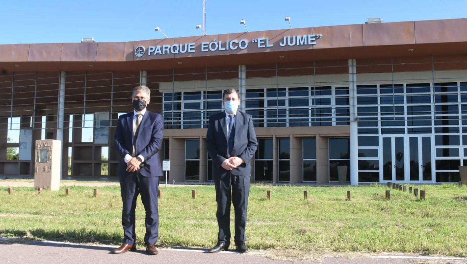 Gerardo Zamora y el Presidente de YPF visitaron el Parque Eoacutelico El Jume