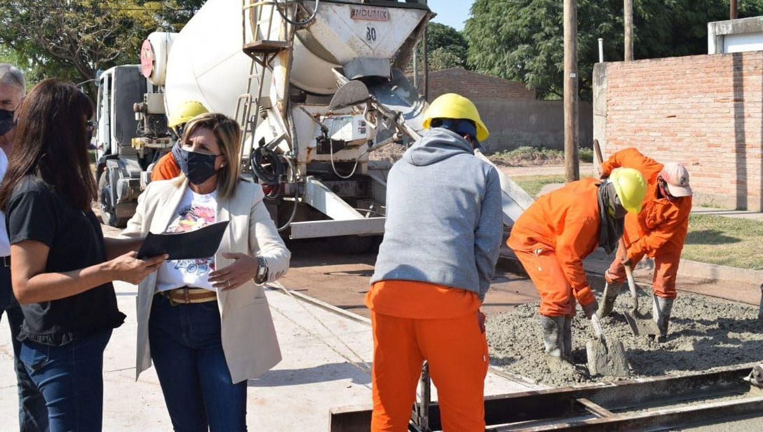 La intendente supervisoacute obras de pavimentacioacuten en el barrio El Vinalar