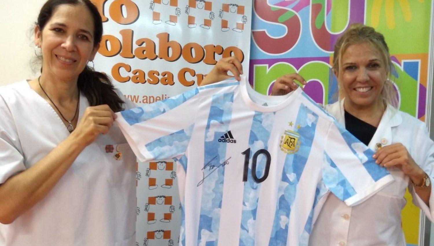 Lionel Messi firmoacute camiseta que seraacute subastada a total beneficio del Hospital de Nintildeos ldquoPedro de Elizalderdquo de Argentina