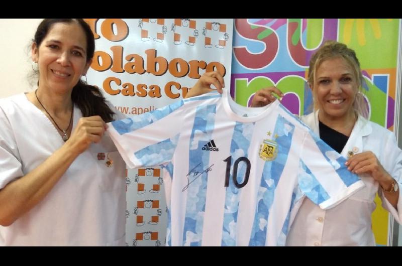Lionel Messi firmoacute camiseta que seraacute subastada a total beneficio del Hospital de Nintildeos ldquoPedro de Elizalderdquo de Argentina