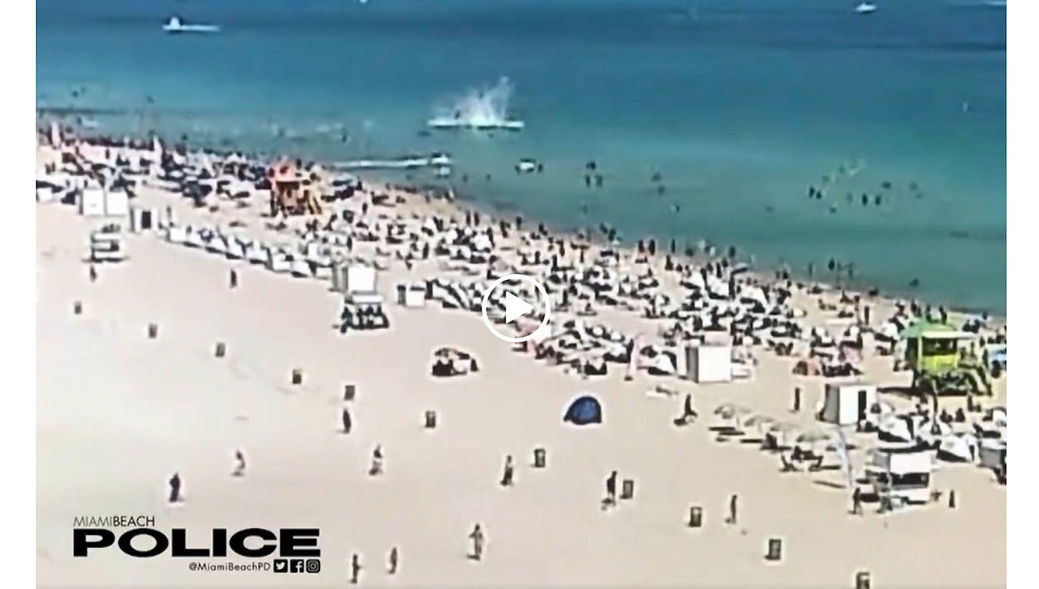 VIDEO  Un helicoacuteptero se estrelloacute frente a una playa de Miami Beach