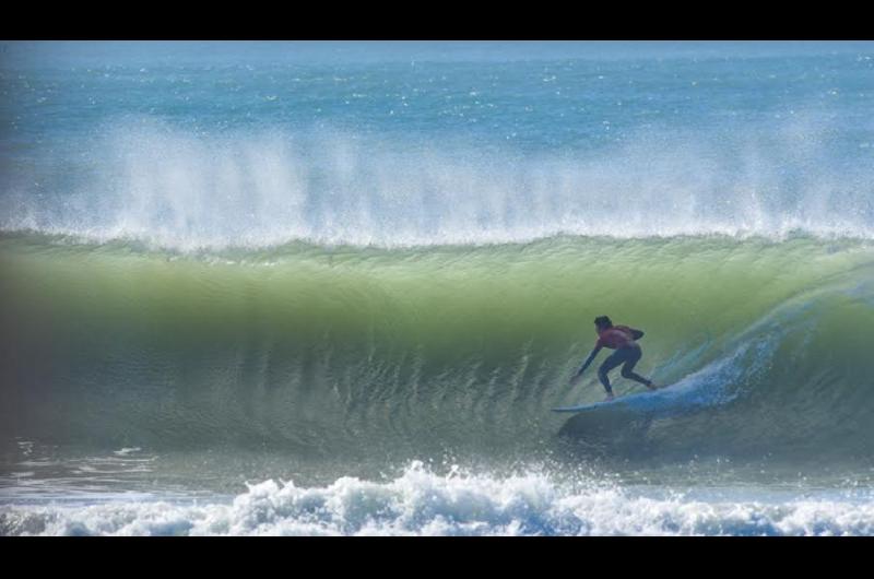 Ignacio Ruggiero ganador en M18 surfea un olón mayor a dos metros Los pibes se bancaron condiciones muy exigentes FOTOS  Diego Diyorio
