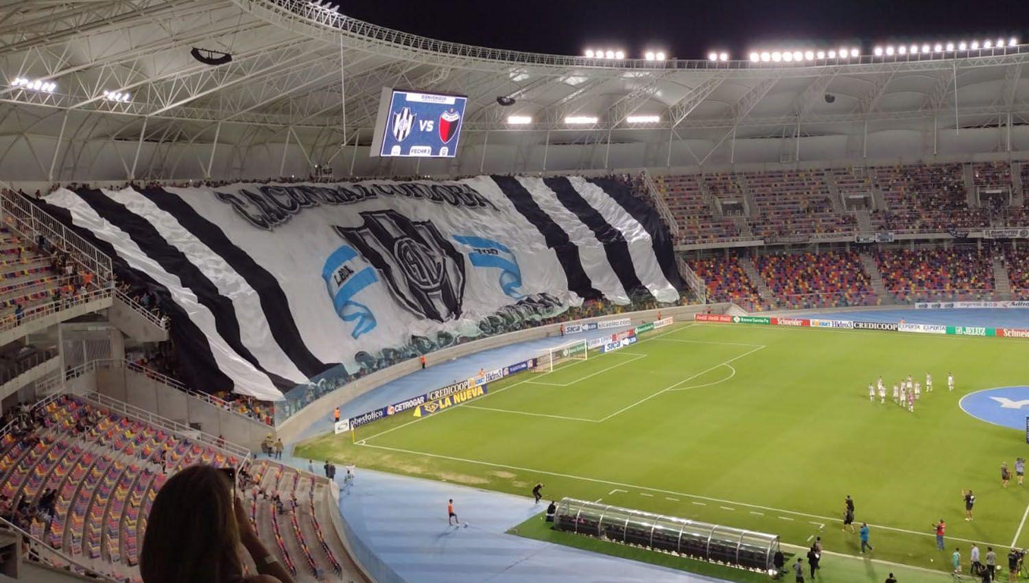 VIacuteDEO- Los hinchas ferroviarios desplegaron un nuevo teloacuten