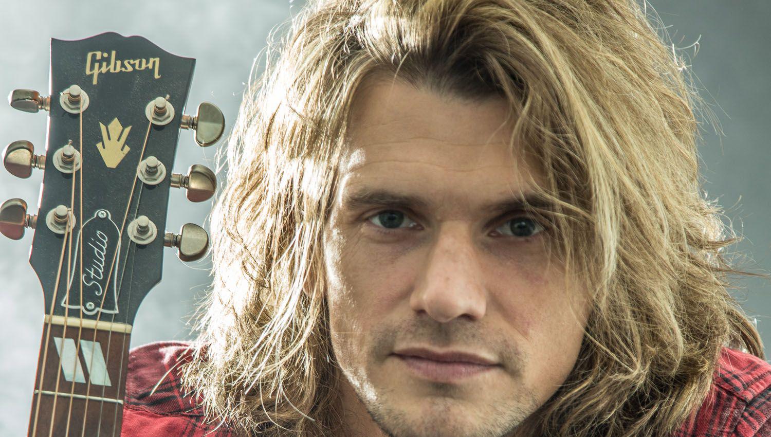 Sebastiaacuten Dubarbier colgoacute los botines para agarrar la guitarra y ser Seba Dubar y cantar rock y armar su ldquoRompecabezasrdquo