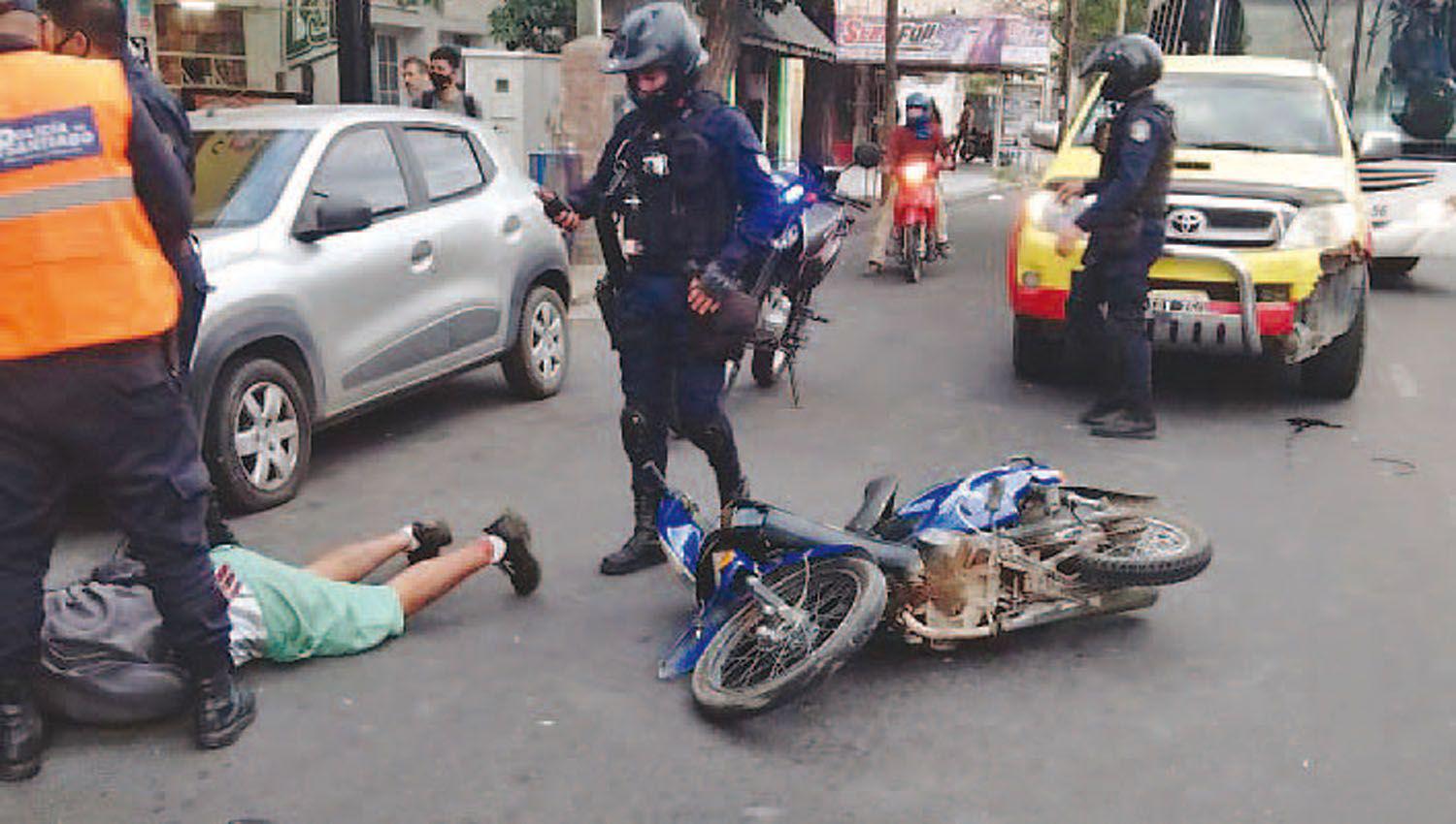 ldquoMotochorrordquo asaltoacute a una meacutedica huyoacute chocoacute a una 4x4 la gente lo alcanzoacute y lo entregoacute a la policiacutea