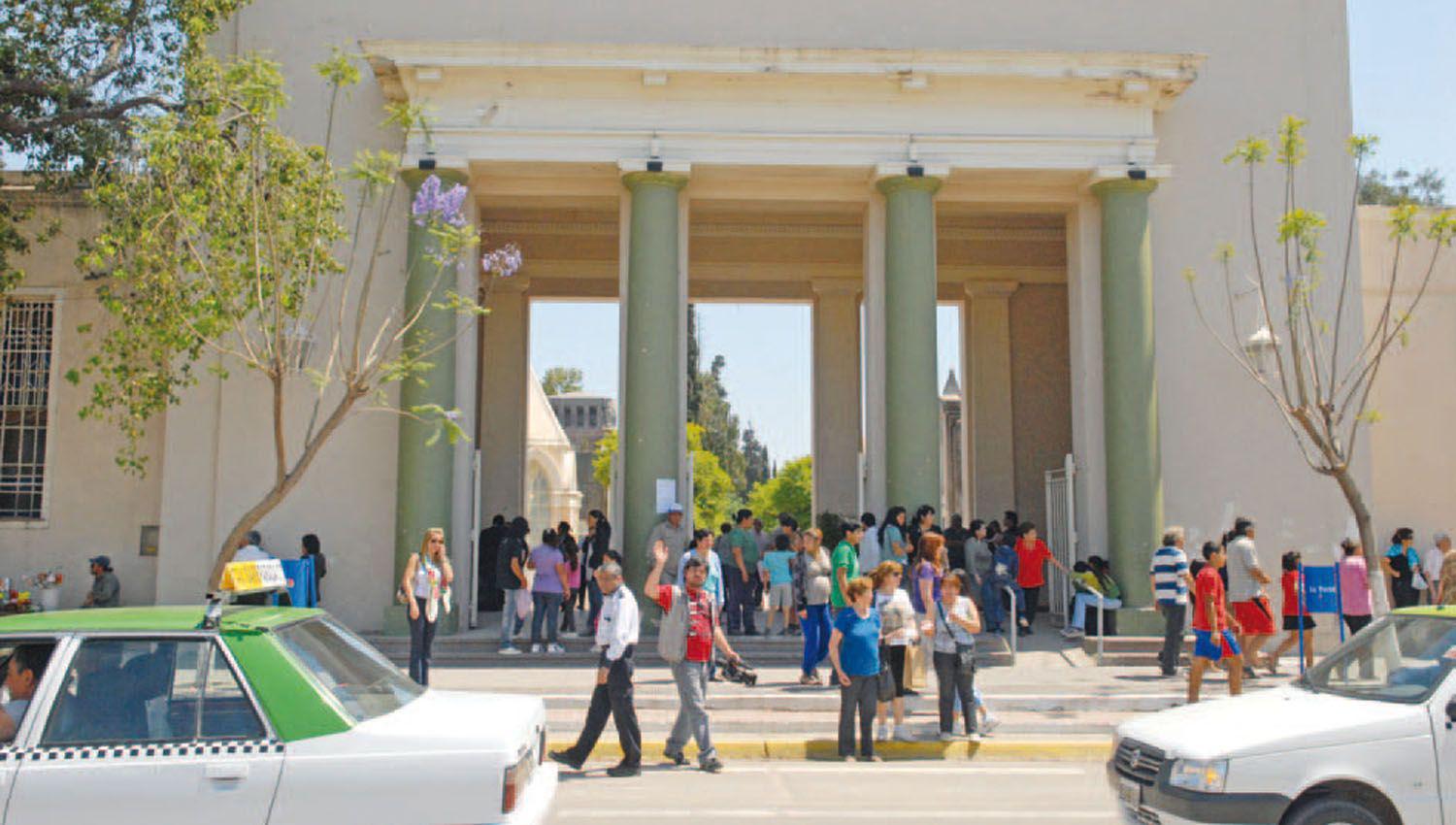 Apresan a una pareja por robo de placas en el cementerio La Piedad