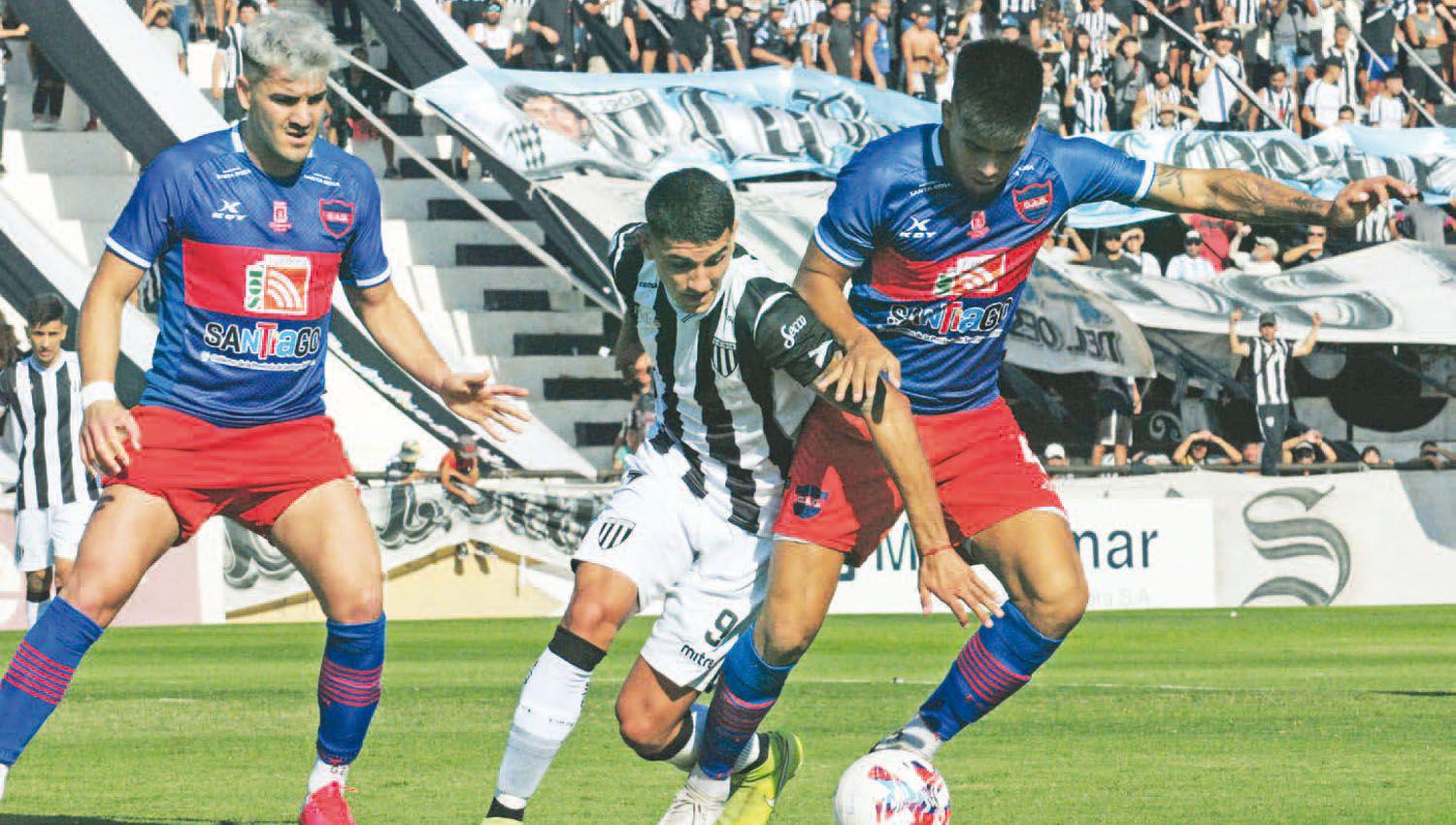 Guumlemes salvoacute el empate cuando el partido se moriacutea