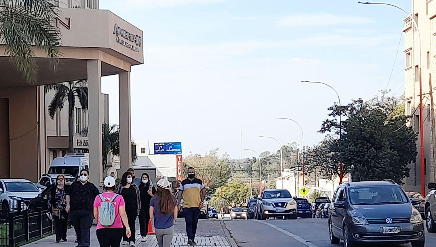 El otontildeo llegoacute oficialmente ayer y advierten que seriacutea maacutes caacutelido que lo normal