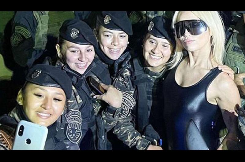 Lollapalooza- Policiacuteas de la Bonaerense se fotografiaron con Miley Cyrus