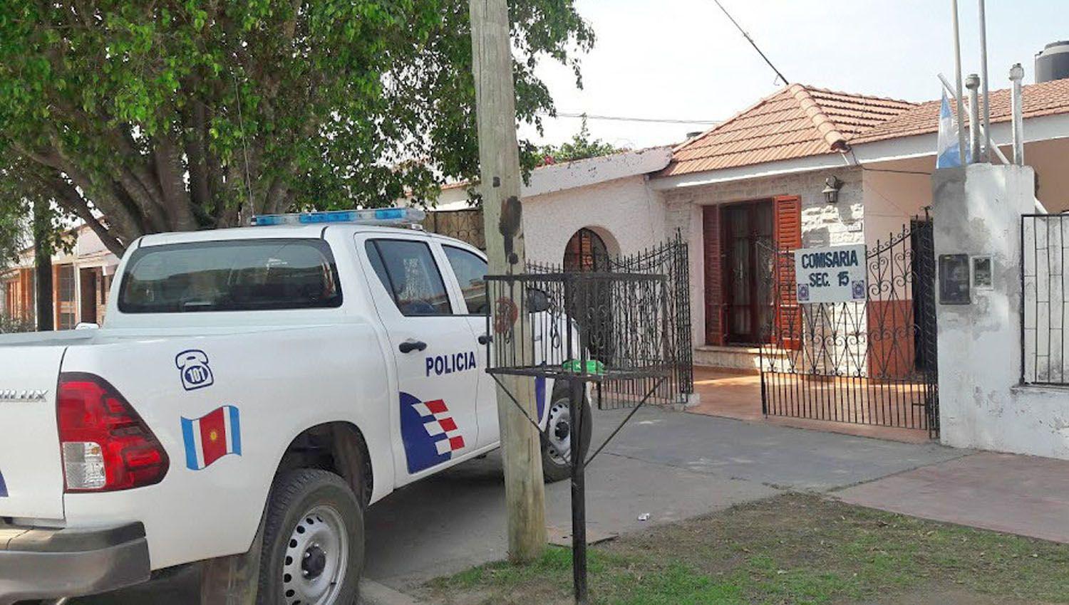 Fingioacute querer comprarle pan a un vendedor ambulante le roboacute plata y el teleacutefono celular