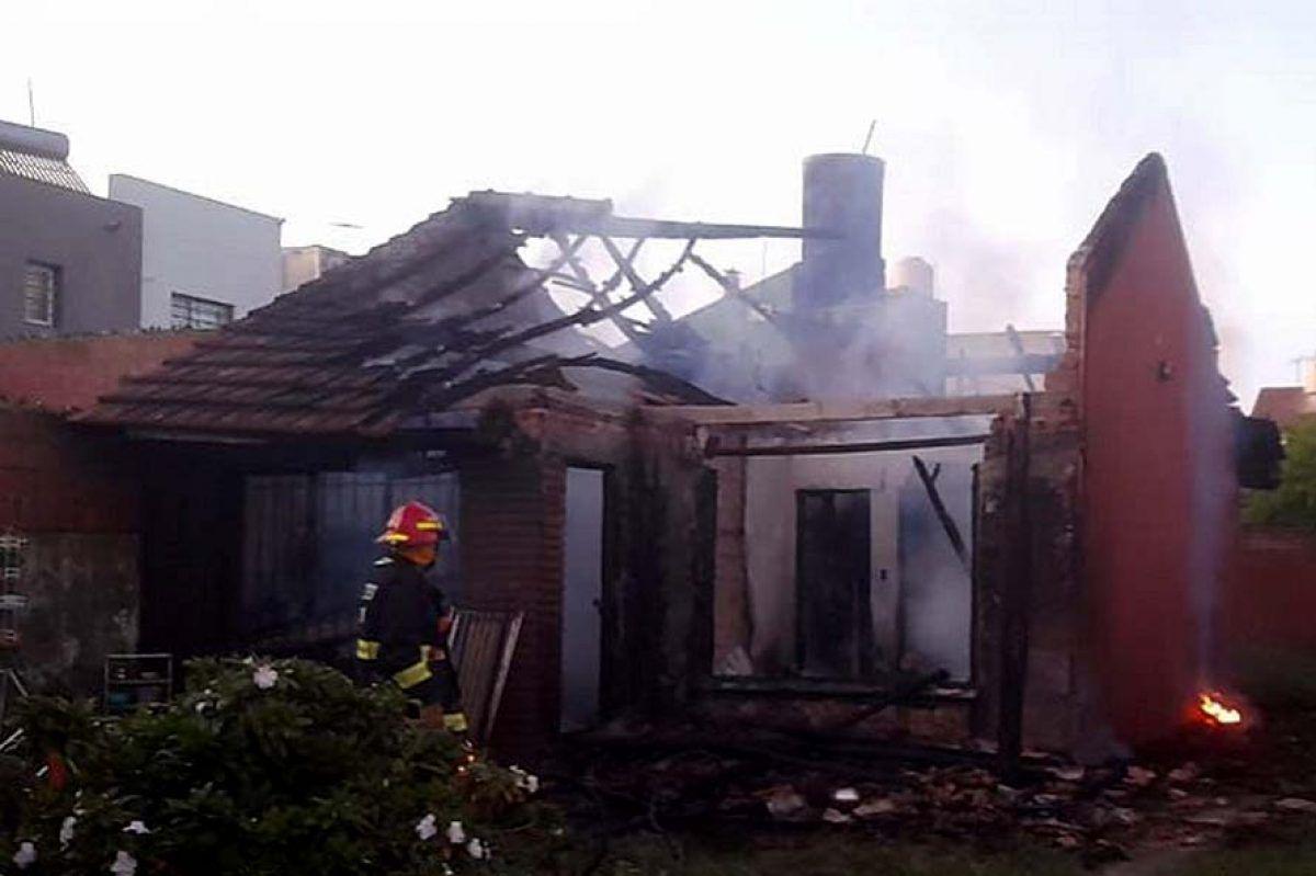 Una mujer murioacute calcinada al incendiarse la casilla donde viviacutea