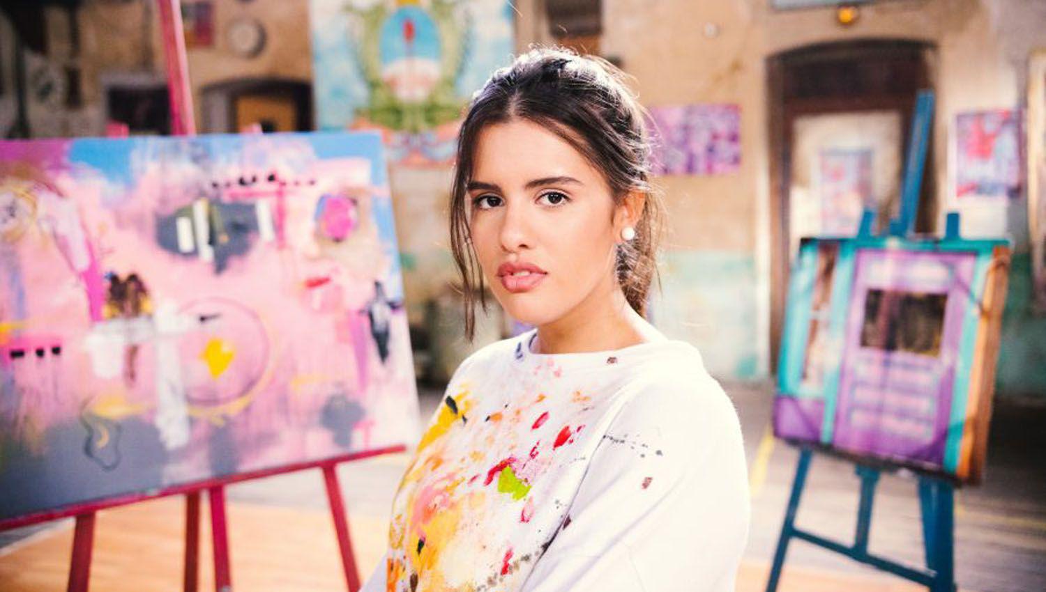 El arte de escribir canciones la llevoacute a componer para Soledad el tema Laacutegrimas y flores que presentoacute con Natalie Peacuterez