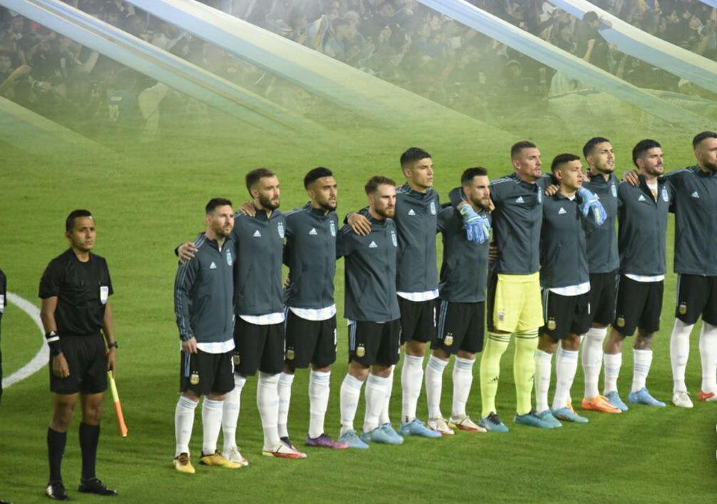 VIDEO- Asiacute se vivioacute el momento del Himno Nacional Argentino en La Bombonera