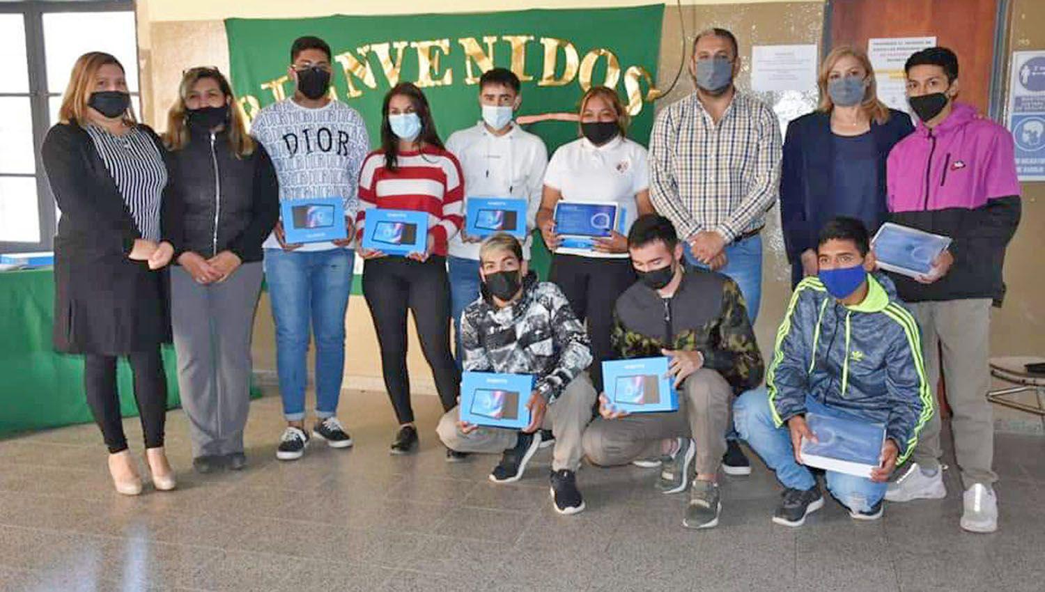Se entregaron tablets a alumnos de la Escuela Agroteacutecnica de Friacuteas