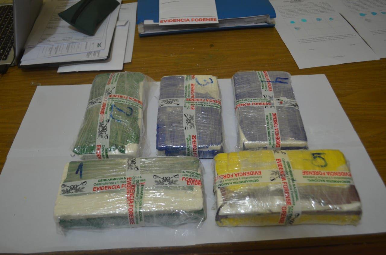 Detienen a una mujer que llevaba cinco kilos de cocaiacutena escondida en su equipaje