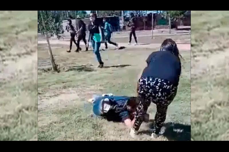 VIacuteDEO- Una chica pateoacute a otra hasta desmayarla a la salida de una escuela