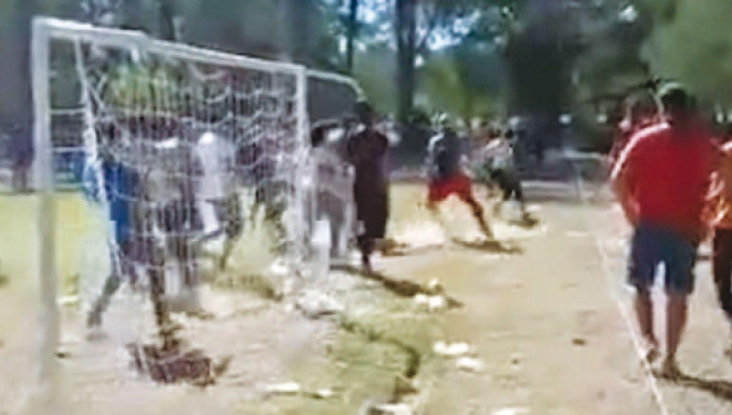 Brutal- campeonato de fuacutetbol infantil terminoacute con nintildeos ahorcados y padres a las pintildeas