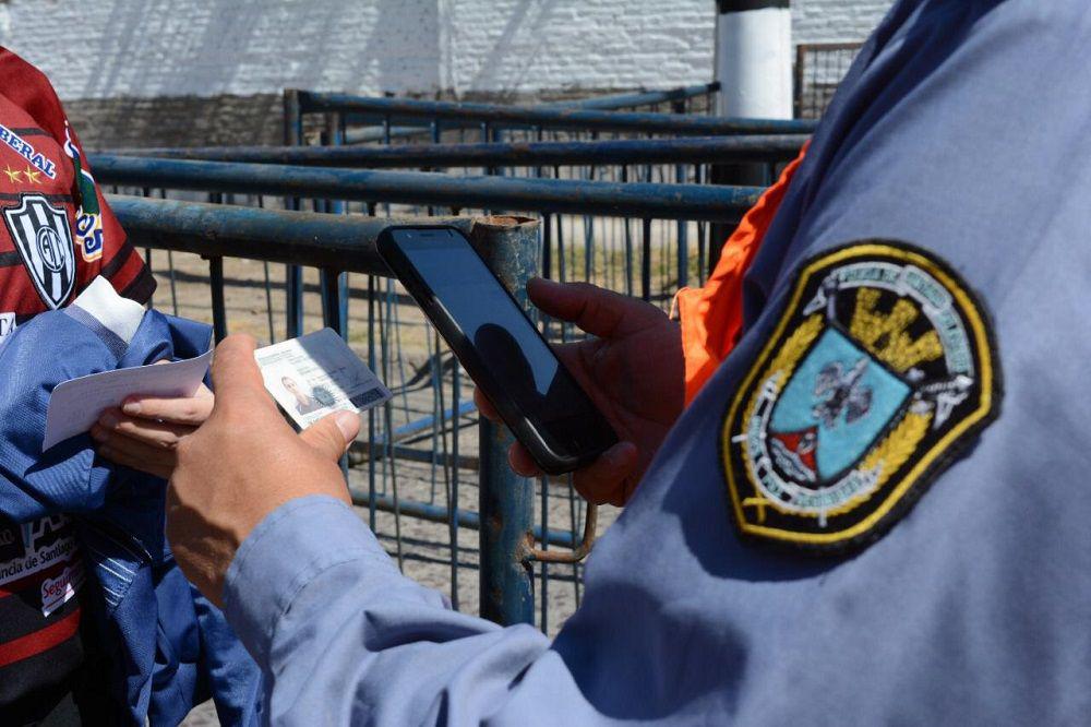 La policiacutea impidioacute el ingreso de ciertos hinchas al Estadio Uacutenico durante el partido de Racing ndash Gimnasia y Tiro (S)