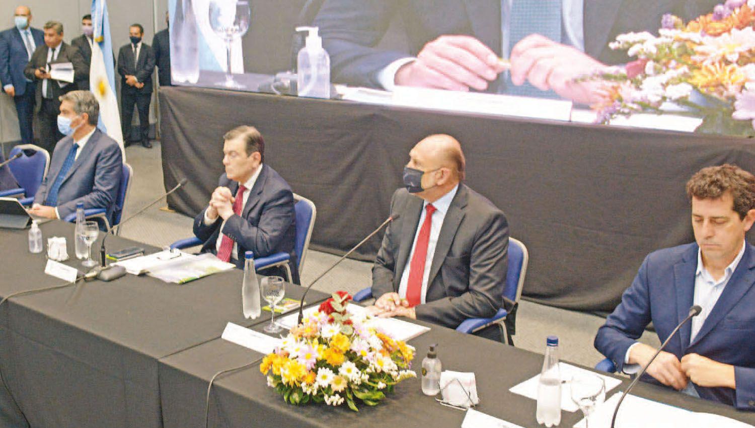 Zamora participaraacute hoy de una cumbre clave por la coparticipacioacuten