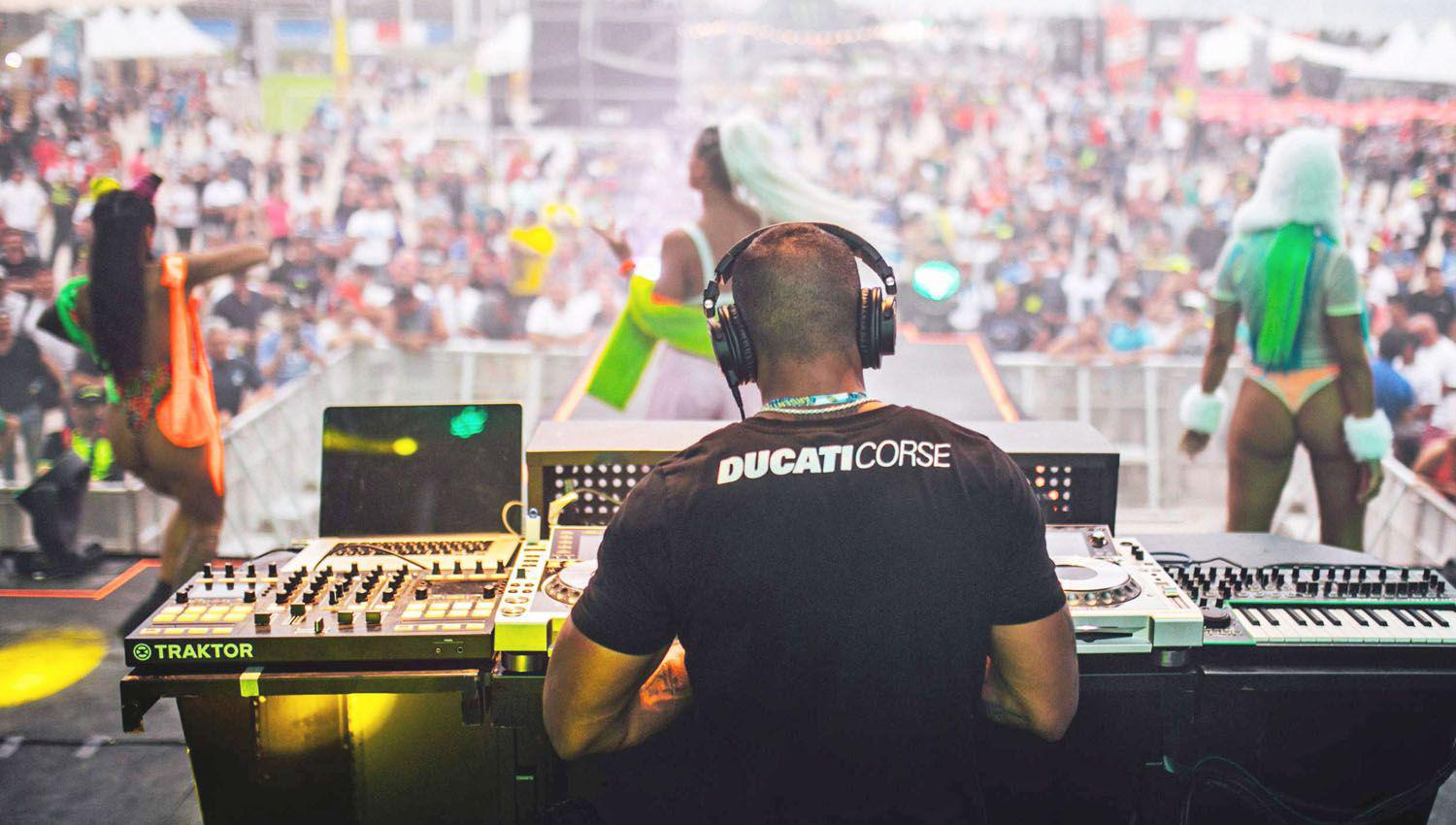 El Fan Zone prepara muchas sorpresas para los fanaacuteticos del MotoGP el proacuteximo saacutebado