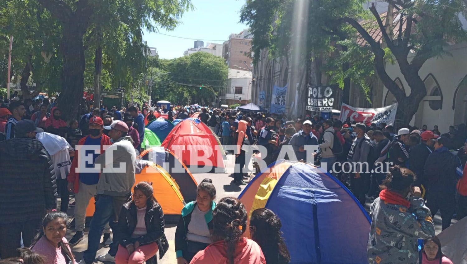 VIDEO E IMAacuteGENES  Protesta vecinal por acampe de organizaciones sociales en Roca y Avellaneda