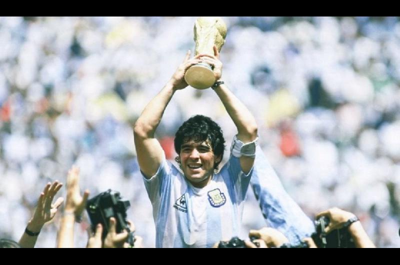 Diego Maradona- Un homenaje a las leyendas del fuacutetbol que ya no estaacuten
