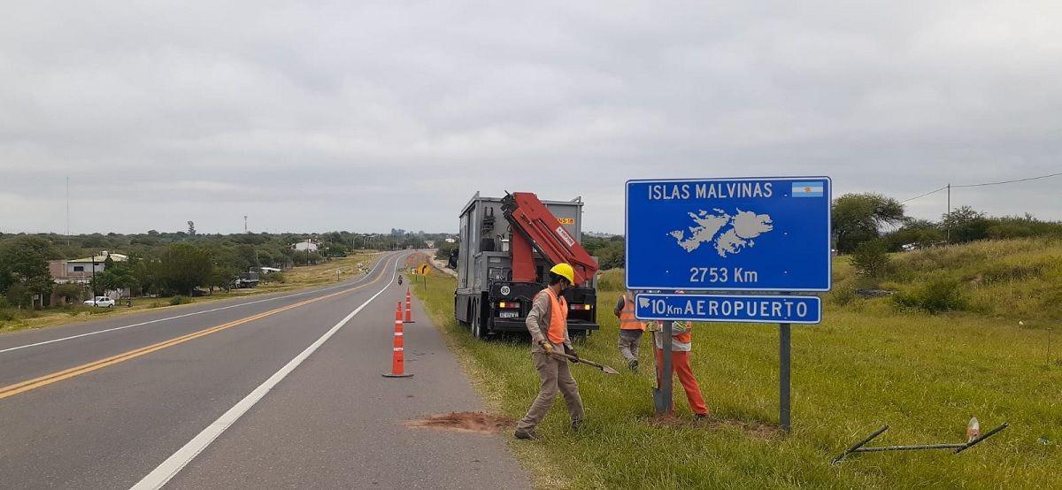 Instalan carteleriacutea en rutas nacionales por los 40 antildeos de Malvinas