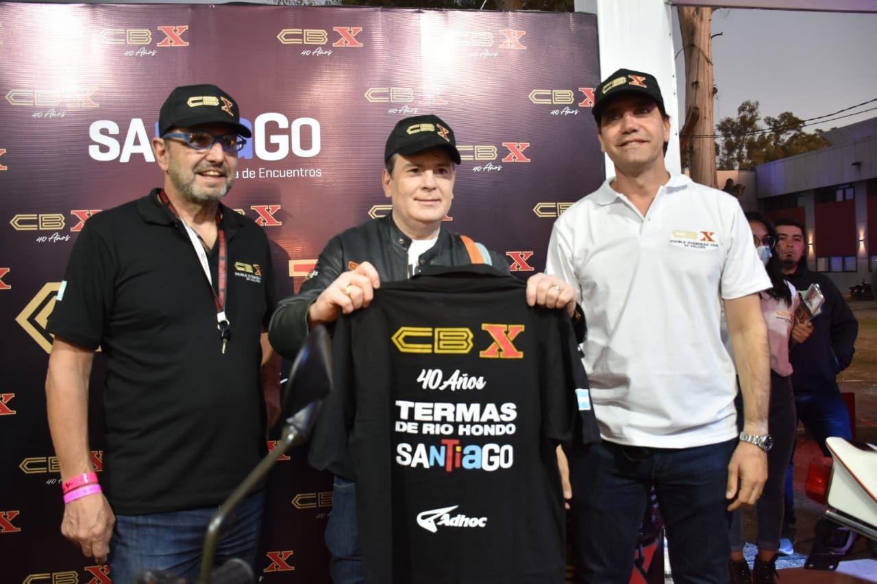 El gobernador Zamora se dio una vueltita por el Fan Zone del MotoGP 2022