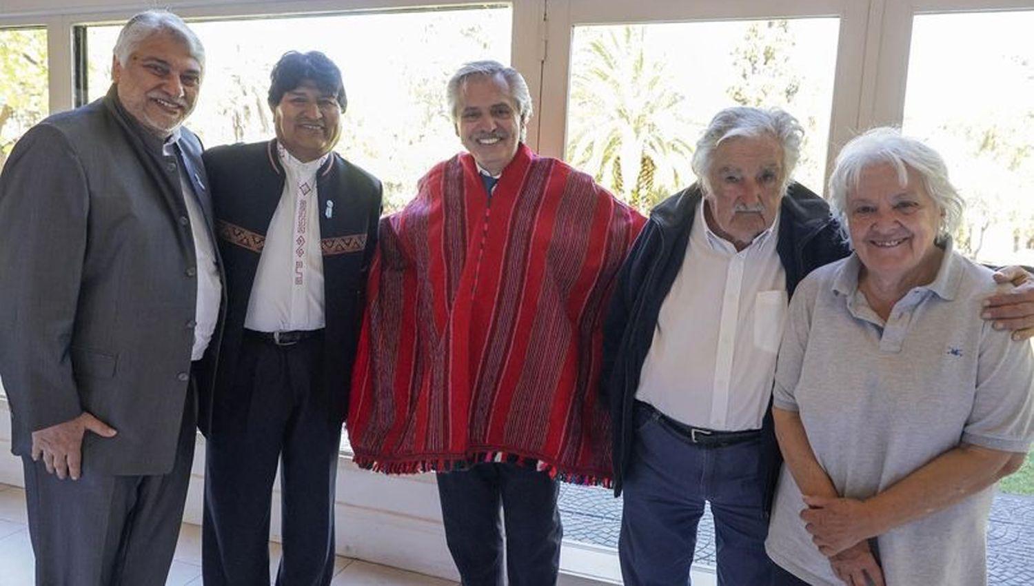 Alberto Fernaacutendez celebroacute su cumpleantildeos junto a Evo Morales Pepe Mujica y otros representantes