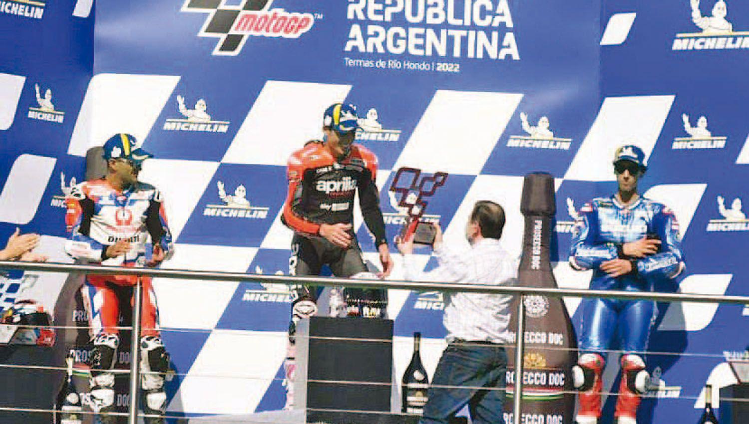 Zamora premioacute a Aleix Espargaroacute en el podio